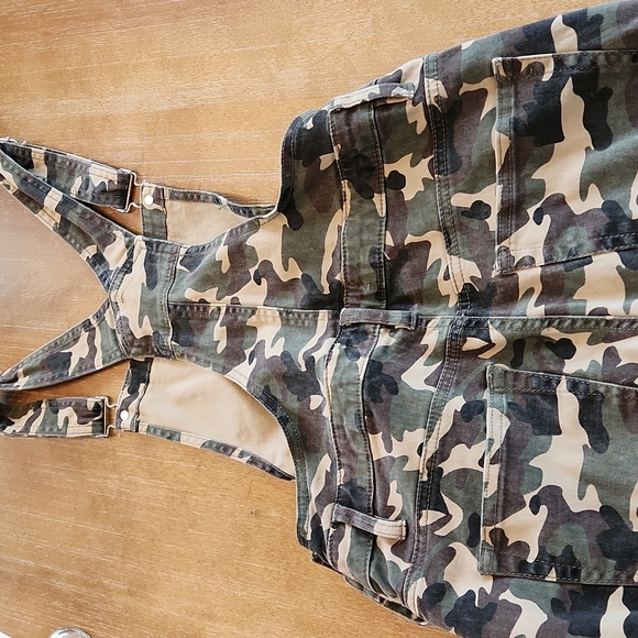 U B 2 URBAN BASICS CAMO OVERALLS - Picture 3 of 12